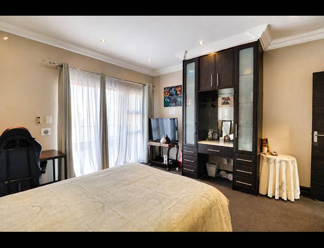 4 BEDROOM GOLF ESTATE FOR SALE IN BLUE VALLEY GOLF ESTATE